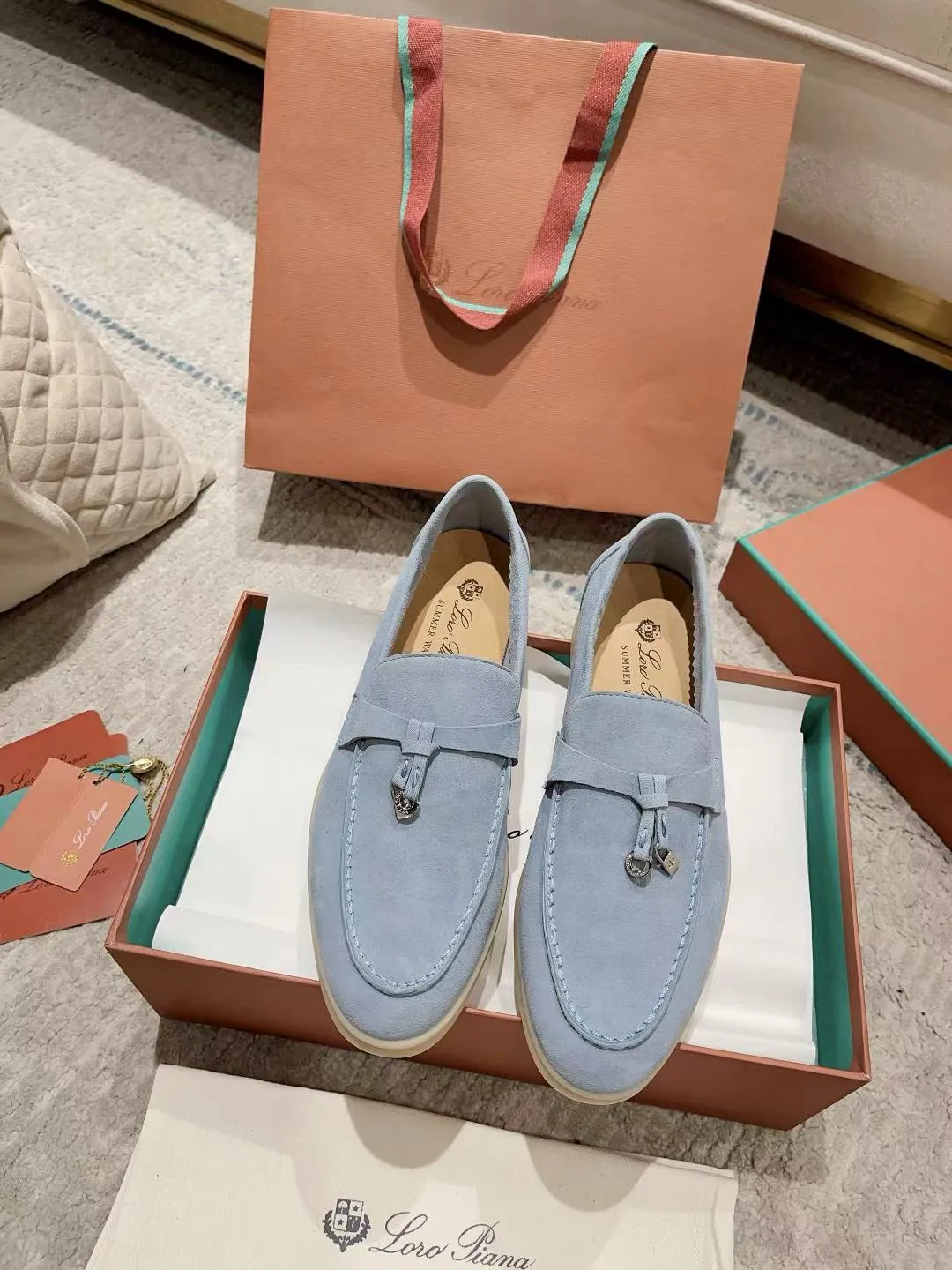 Factory price: 520💰4050 new color. Original purchase, 1⃣️: 1⃣️ folded and developed, Loro Piana professional model to try on feet, quality purchase level, flash sale of common products on the market, welcome to compare, original packaging. Fabric: Imported from Italy🐑High mercerized shearling, Lining: Hand-sewn mark thread in water-dyed cowhide imported from Italy🧵, high-end and elegant. Comfortable on the feet. Size: Women's 35-42 (41, 42) customized, non-returnable, men's 38-45 (46, 47, 48) customized, non-refundable. Fashionable boutiques that you can’t miss, a must-have item